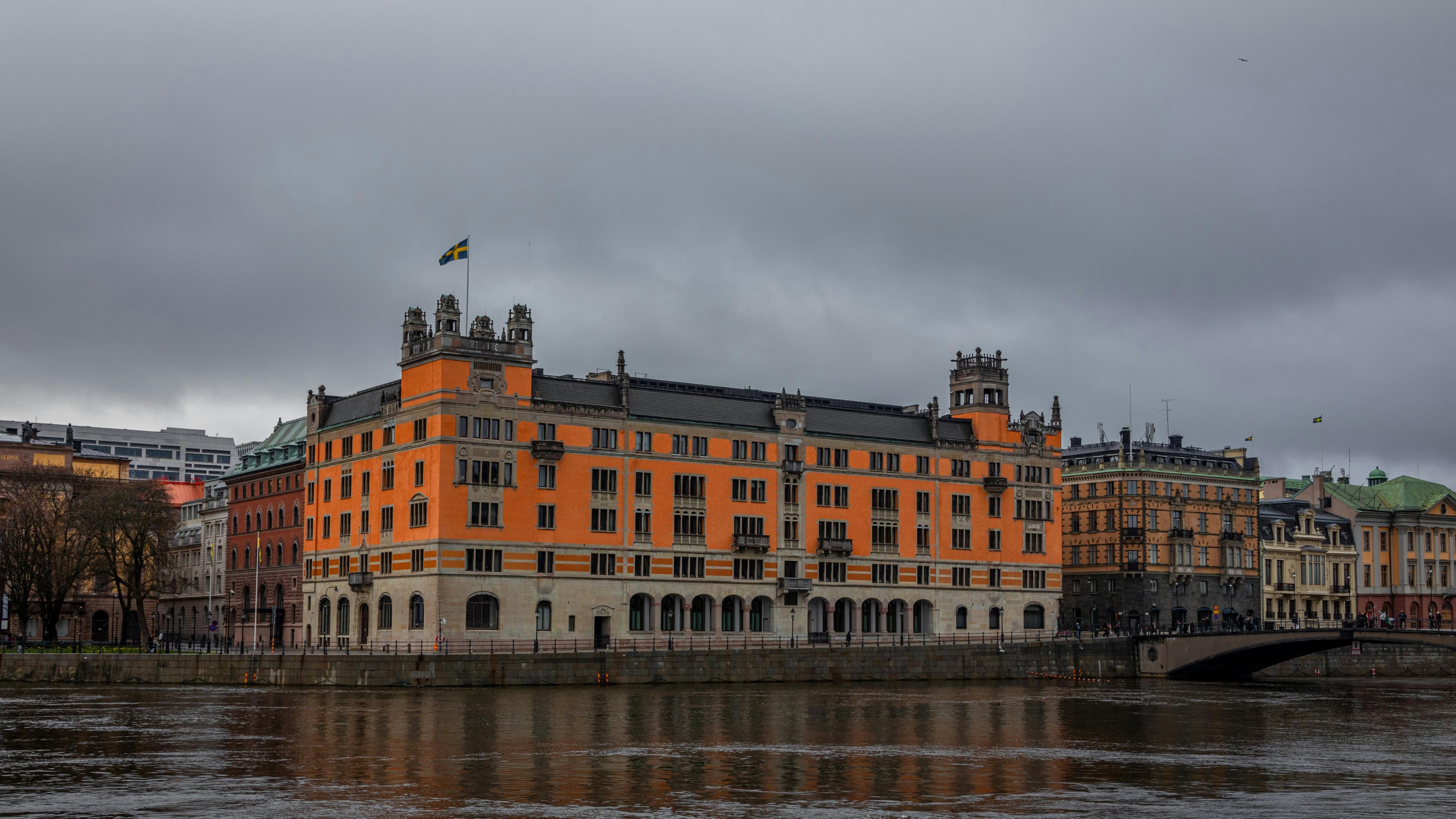 Riksdagen och Regeringskansliet vid vattnet i Stockholm.